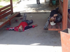 С приходом тепла  любители выпить облюбовали общественные остановки в Волжском