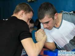 В Волжском определили лучших армрестлеров среди учащихся училищ и техникумов