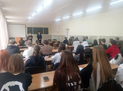 Волжским студентам разъяснили цену шалостей на дороге и в сети