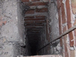 На предприятии в Волжском монтажник упал в вентиляционную шахту 