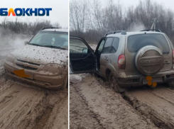 Жителей поселка под Волжским каждое межсезонье отрезает от цивилизации из-за отсутствия дорог: видео