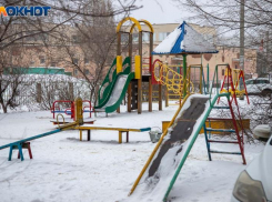 Автомобиль волгоградки раздавило песочницей, УК заплатит 270 тысяч ущерба