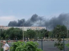 Сборка видео большого пожара в Волжском: дым за автоколонной