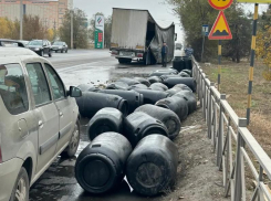 Запах тухлятины: улицу Волжского заполнили соленными огурцами