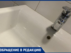 После прорыва трубы жители дома в Волжском уже 10 дней остаются без воды
