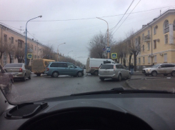 Крупное ДТП в Волжском: 160-я маршрутка столкнулась с иномаркой и влетела в столб
