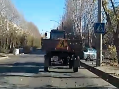 Листья грязные над Волжским кружатся