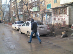 В Волжском на улице Пионерской автохамы перекрыли пешеходные дорожки
