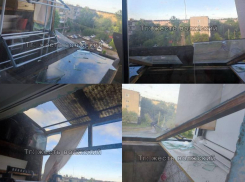 Последствия ночного урагана в Волжском: поваленные деревья, рухнувшие рекламные конструкции, разбитые балконы