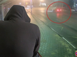 В Волжском поймали лихача, который гонял по кольцу Спутника против движения: ВИДЕО