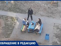 Не подснежники: волжанка жалуется на появление любителей пенного на детской площадке в Волжском