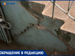 «Наша лестница скоро окажется в подвале»: волжанка просит УК «Спутник» отремонтировать подъезд
