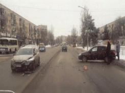 В Волжском на широкой дороге не смогли разъехаться «ВАЗ» и «Форд»