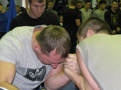 В Волжском состоялся чемпионат и первенство региона по армспорту. Видео 