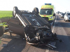 Машина с малолетними детьми перевернулась на трассе в Волгоградской области: подробности