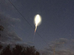 Разноцветные вспышки света появились на вечернем небе в Волжском