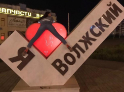 От большой любви девушка залезла на скульптуру в Волжском