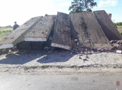 Водитель живой: в области автомобиль накрыло плитами после столкновения с остановкой