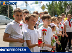 В Волжском почтили память павших в годы Великой Отечественной войны: фоторепортаж с акции «Свеча памяти»