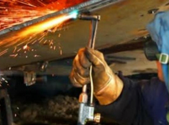 В Средней Ахтубе трое мужчин с помощью автогена пытались разобрать фундамент опоры ЛЭП