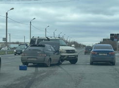 Авария на перекрестке в Волжском попала на видео