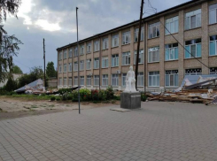 Близ Волжского разыгравшаяся непогода сорвала крышу в школе