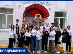 Родители 9 «Б» класса поздравляют выпускников и учителей с последним звонком!