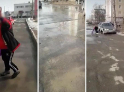 «Ее заставили черпать воду из лужи ведрами», - жительница Волжского встала на защиту сотрудницы детсада