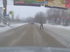 Наглый волжанин прогулялся по «зебре» на красный