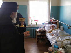 Пациентов волжских больниц поздравили с Пасхой