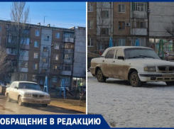 Белая Волга терроризирует своей парковкой двор в Волжском 