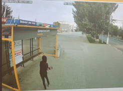 Подростки разбили остановку в Волжском: вандализм попал на видео