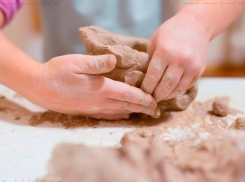 Бесплатные мастер-классы по лепке из глины и гипса организовали на время каникул для деток Волжского