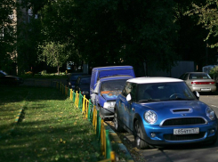 В Волжском фотографируют парковку на зеленой зоне