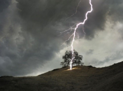 54-летнего волжанина убило ударом молнии на глазах у коллег