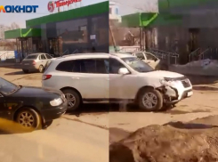 В Волжском на острове Зеленый произошла авария с участием двух машин