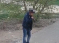 Бой с тенью: в Волжском мужчина напугал прохожих, ругаясь на улице с кем-то, кого видел только он