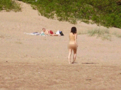 В Волго-Ахтубинской пойме очевидцы засняли нудистку