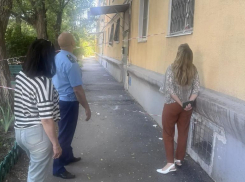 В Волжском прокуратура проверила инцидент с обрушением части кровли после травмирования жителя