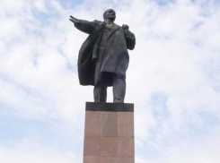 Главного Ленина Волжского помыли перед днем рождения