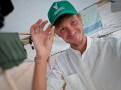 Шторм помешал добраться в Волжский: путешественник на катамаране-плоту о жизни