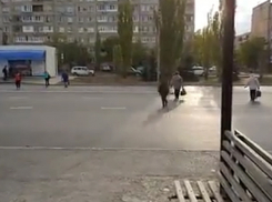 Поведение беспардонных пешеходов на оживленном перекрестке попало на видео в Волжском 