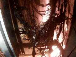 Огонь разбушевался в электрощитке в волжской многоэтажке