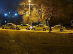 Слишком близки друг к другу. В Волжском столкнулись сразу 4 авто