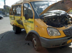 Volkswagen Jetta протаранил маршрутку в Волжском: пострадала девушка