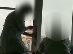 Волжские врачи вспомнили 90е, самостоятельно утепляя окна в палатах