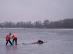 Рыбак едва не утонул в ледяной воде в 7 километрах от берега в Волжском