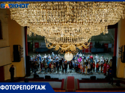 Трехтонную люстру спустили с потолка волжского ДК: фоторепортаж