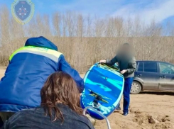 Волжские спасатели вытащили из ледяной воды перевернувшихся сапбордистов