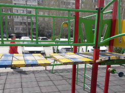3-летняя девочка едва не сломала ногу на площадке в Волжском